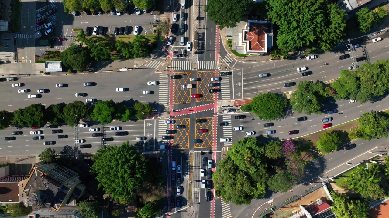Busy Sao Paulo intersection: Reboucas Ave. and Brazil Ave. with cars, taxis, buses and pedestrians crossing.