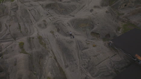 Zurückkehrender-Drohnenschuss-über-Der-Höhlenstadt-Vardzia