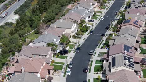 Paso-Elevado-Aéreo-De-Casas-Residenciales-En-Un-Barrio-De-Santa-Clarita-En-Los-Angeles,-California