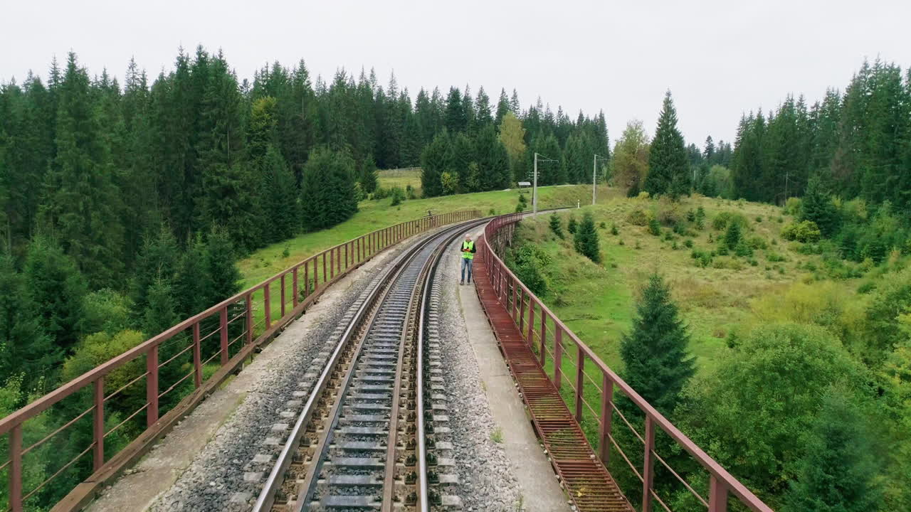 산악 숲 의 철도 다리 에 있는 노동자