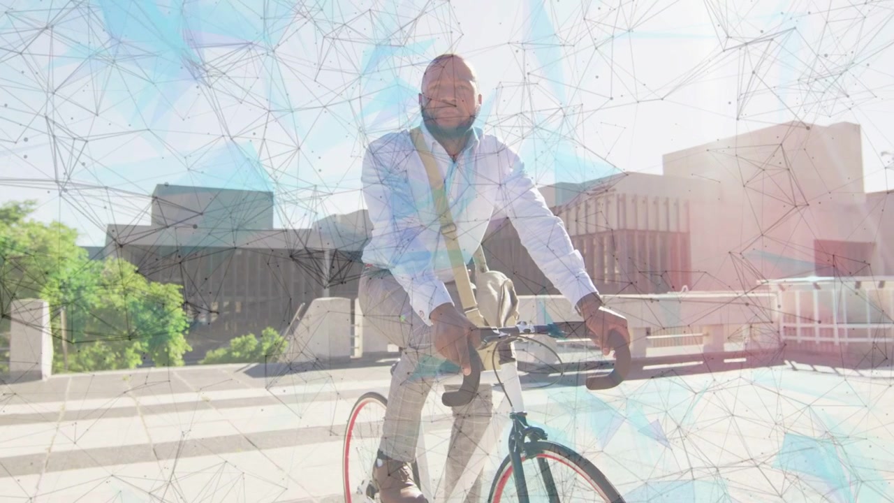 En moden mand cykler på en tagcykel, kameraet begynder at bevæge sig, et mesh-overlay på cyklisten viser pendling til arbejde.