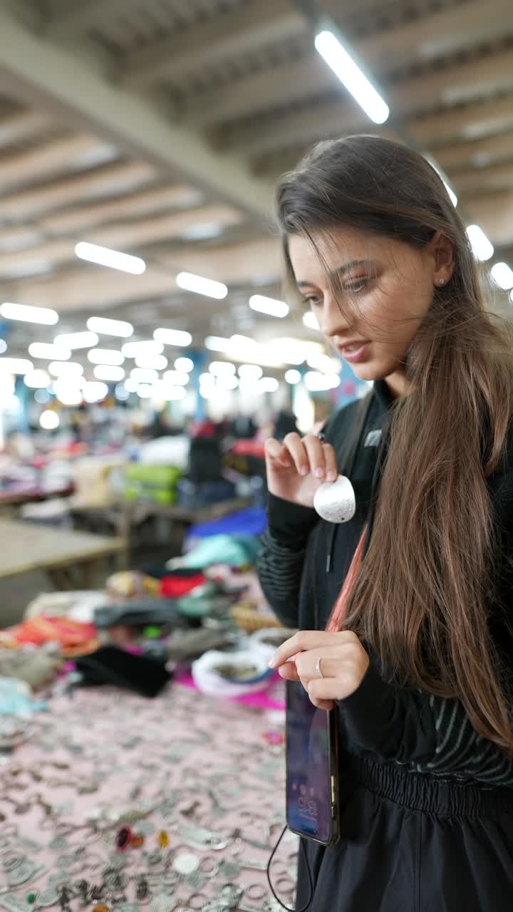 룩 시장 에서 쇼핑 하는 여자