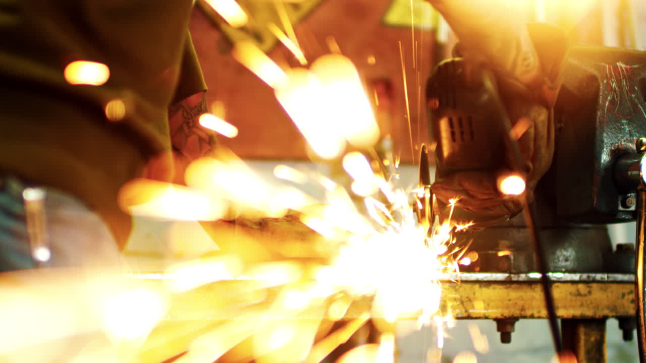 금속 스파크. 작업장에서 철을  ⁇ 는 동안 스파크의 클로즈업