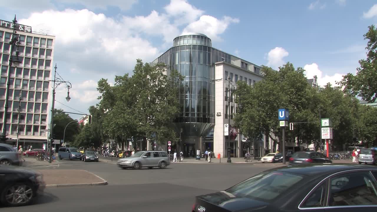 edificios y cruce con tráfico en el famoso kurfürstendamm en berlín, alemania