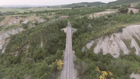 Vías-De-Tren-A-Través-De-Las-Ondulantes-Colinas-De-Toscana