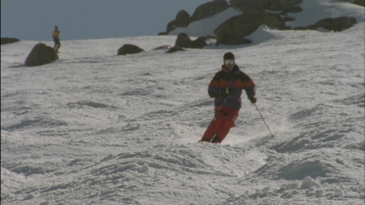 un esquiador hace un truco aéreo