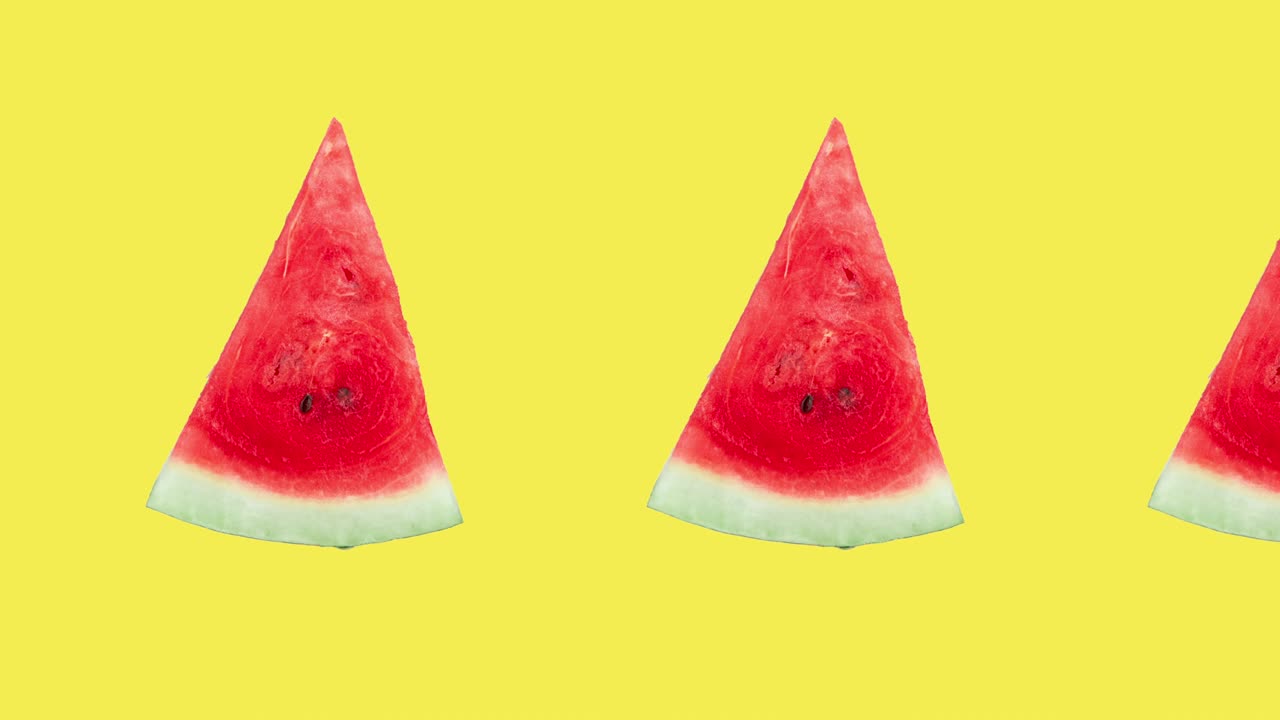 muchas rebanadas de sandía roja animadas en un fondo amarillo. bucle sin costuras de comida 3d realista. patrón creativo con comida saludable