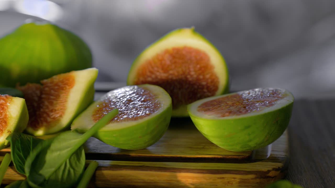 higos verdes y albahaca