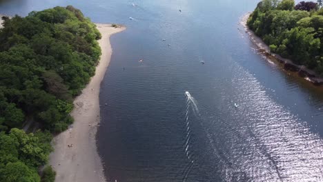 Un-Barco-Navegando-Hacia-El-Lago-Derwentwater