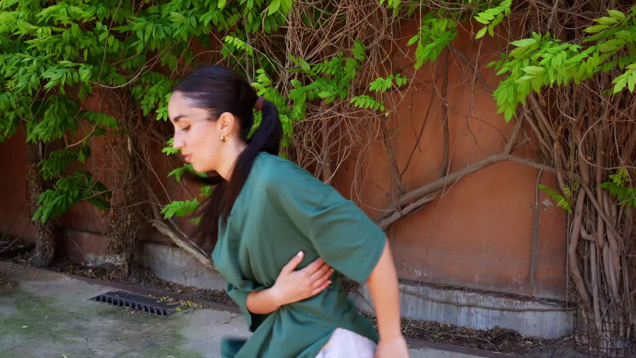 야외에서 춤을 추는 여자