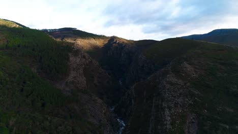 Imágenes-De-Drones-Del-Valle-Del-Cañón-De-Montaña