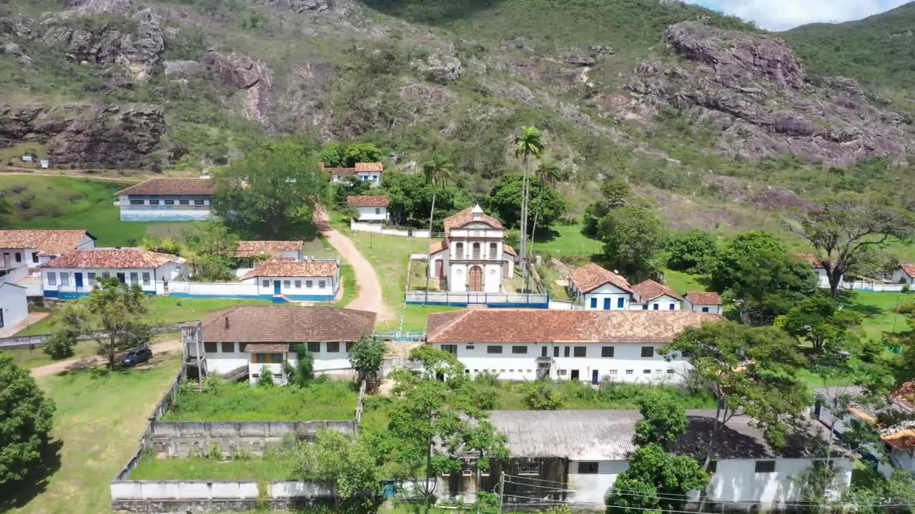 Veduta aerea con drone di una struttura di villa di lusso con colline rocciose sullo sfondo.