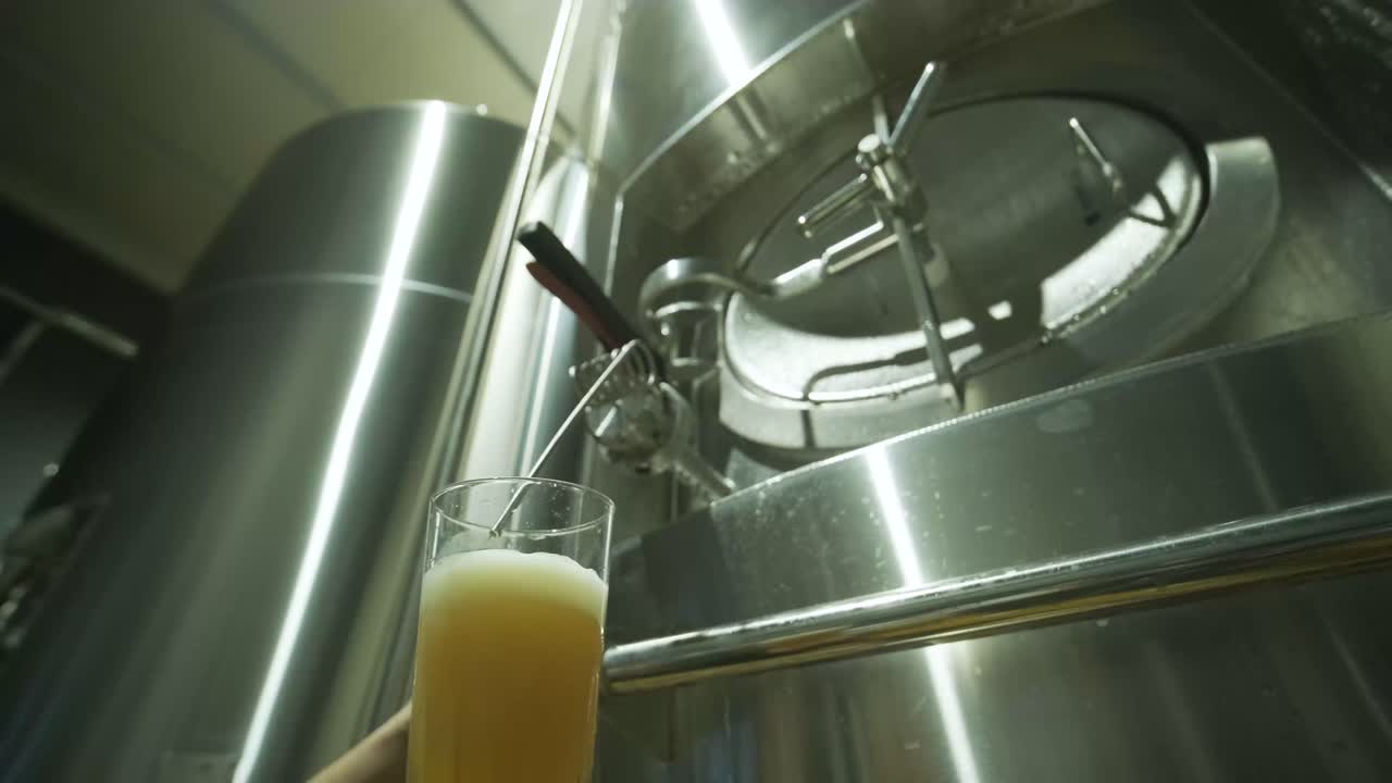cervecería artesanal moderna. producción de cerveza artesanal. equipo moderno en la cervecería, tanques metálicos, producción de bebidas alcohólicas