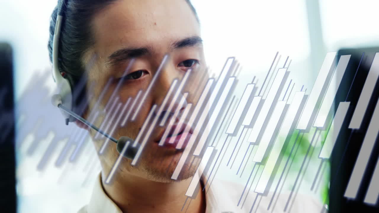 animación de procesamiento de datos financieros sobre empresario asiático usando auriculares de teléfono