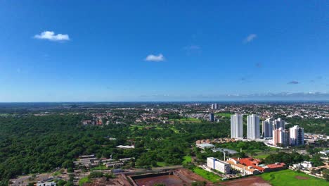 Drone-glides-over-Campo-Grande-MS,-Brazil,-revealing-the-stunning-cityscape-and-Nações-Indígenas-Park