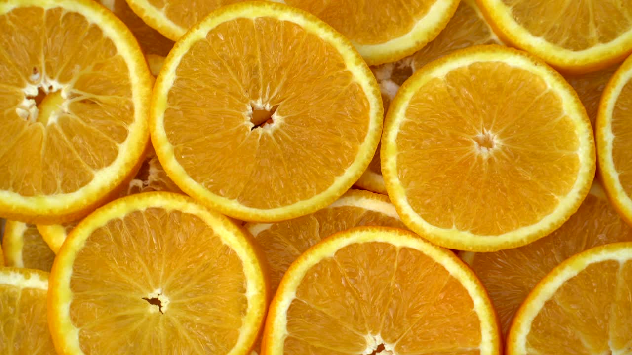 Rotazione di arance fresche di agrumi. Loop continuo di arance affettate rotanti.