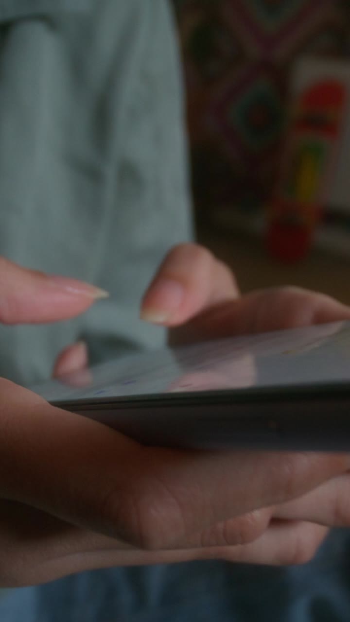 persona que utiliza un teléfono inteligente