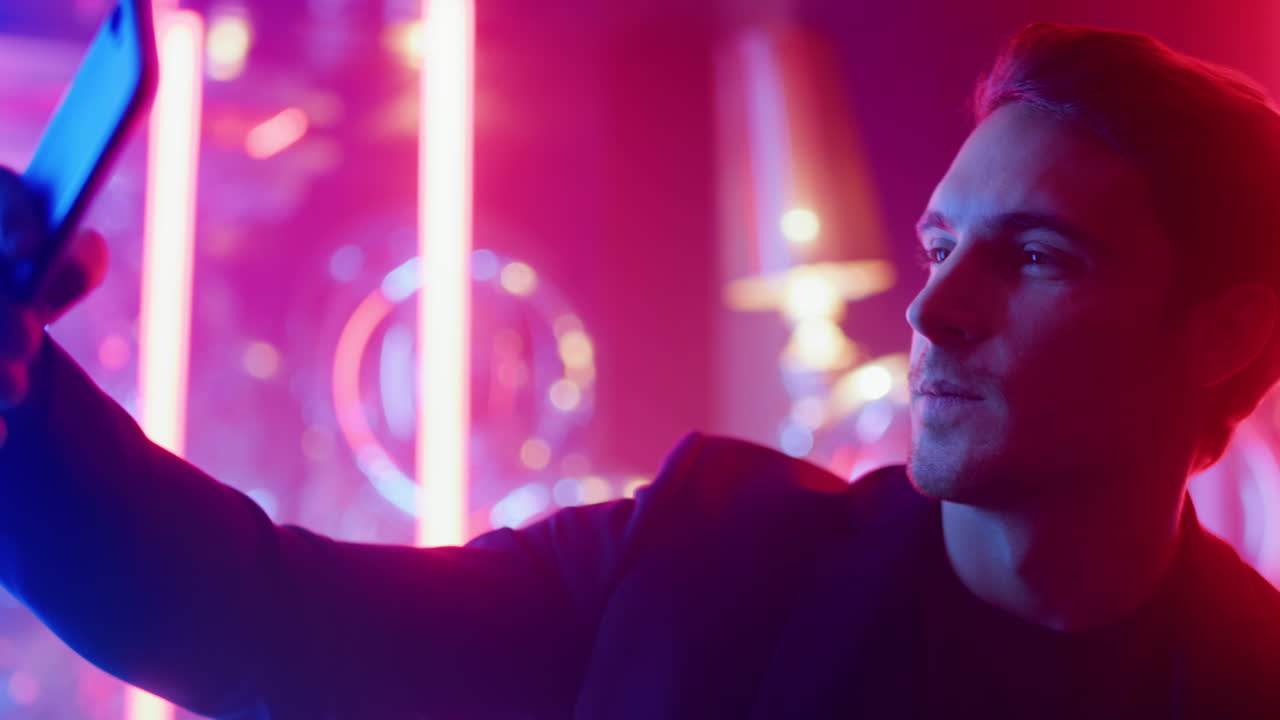 persona masculina linda haciendo una selfie en fondo de neón. tipo haciendo una foto en un club nocturno