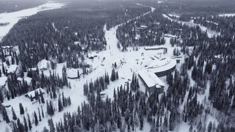 vista aérea de la estación de esquí y la ciudad de luosto con nieve de invierno en finlandia