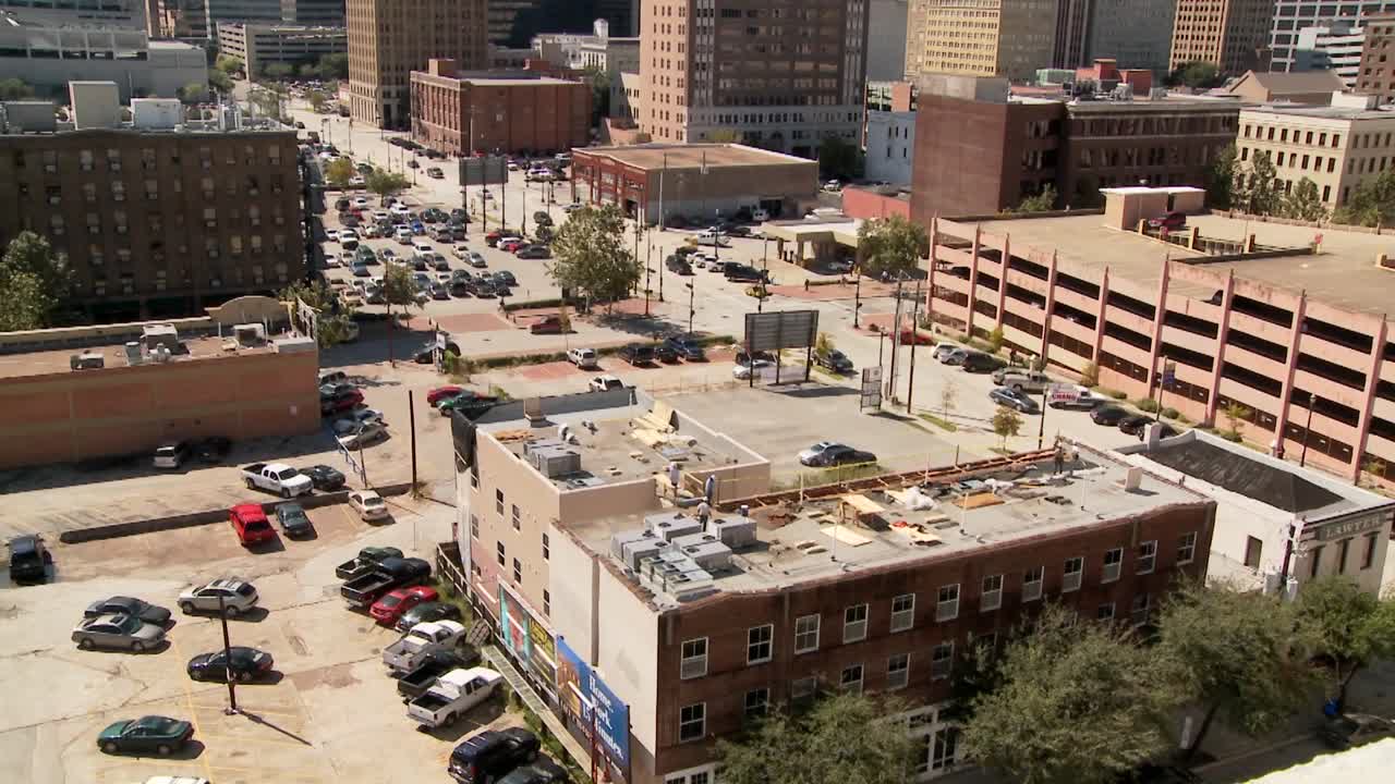 밝고 화창한 날 휴스턴 스카이라인까지 천천히 팬