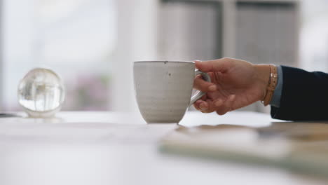 Café,-Taza-Y-Mano-Con-Una-Mujer-De-Negocios