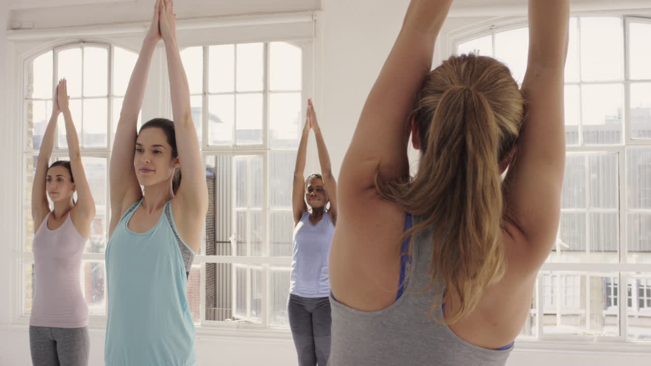 clase de yoga grupo multirracial de mujeres que hacen ejercicio físico estilo de vida saludable