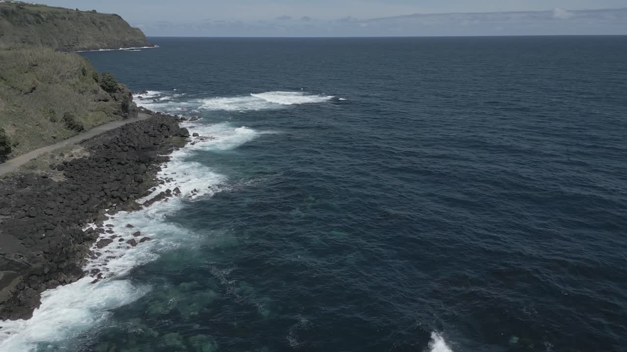 Pemandangan panorama udara drone Santo Antonio di Kepulauan Azores.