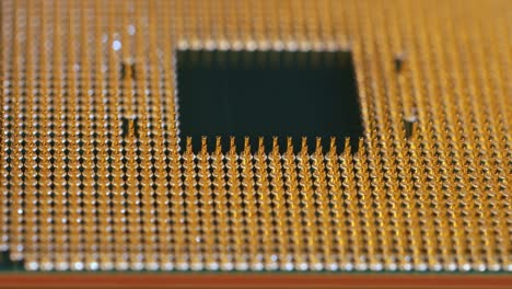 chip de cpu con pings dorados, vista de cerca con movimiento giratorio