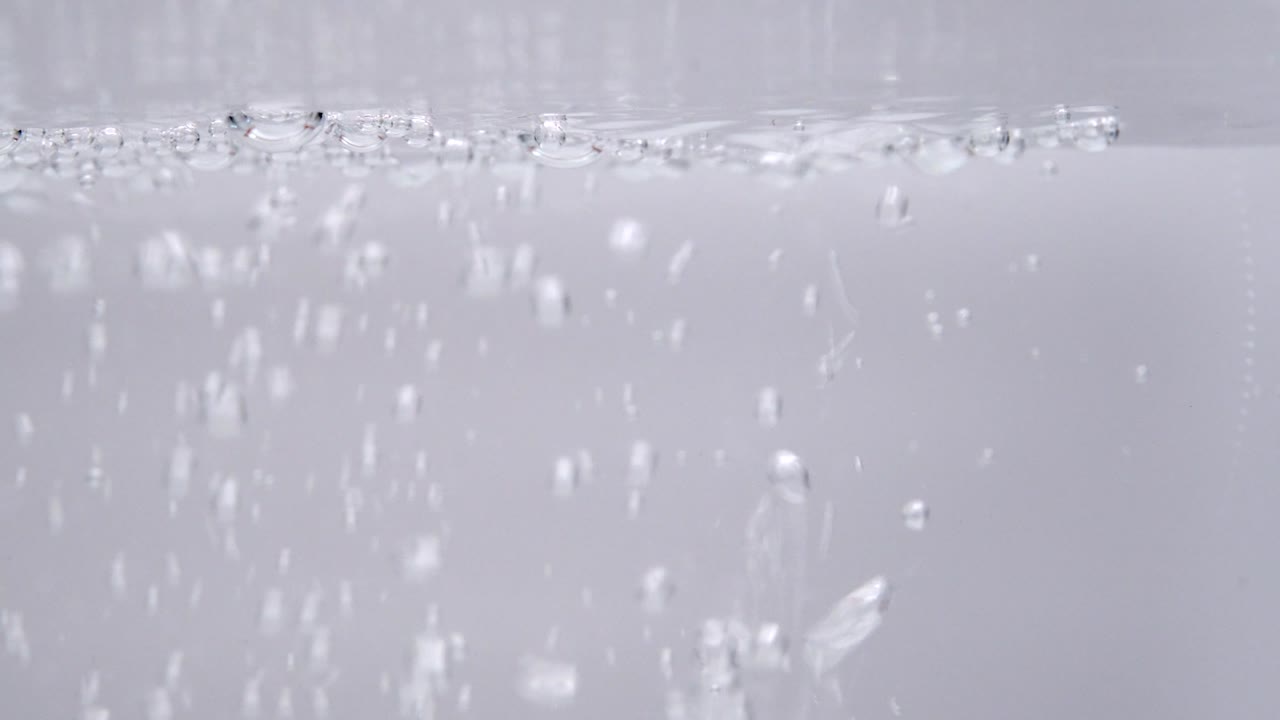 물에 어지는 공기 거품.