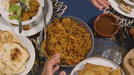 Primer-Plano-De-La-Comida-En-La-Mesa-De-La-Familia-Musulmana-En-Casa-Preparada-Para-La-Comida-Celebrando-Eid-4