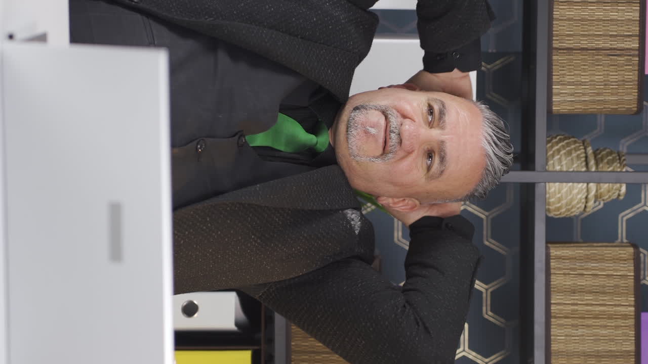 사업가가 일을 끝내고 휴식을 취하는 수직 비디오.