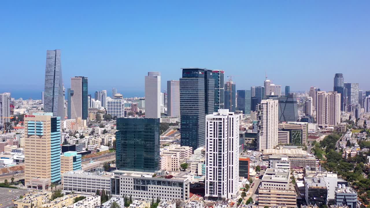 Vista aerea di uno skyline cittadino moderno con grattacieli