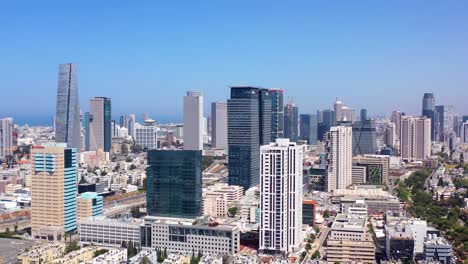 vista aérea de un horizonte de la ciudad moderna con edificios altos