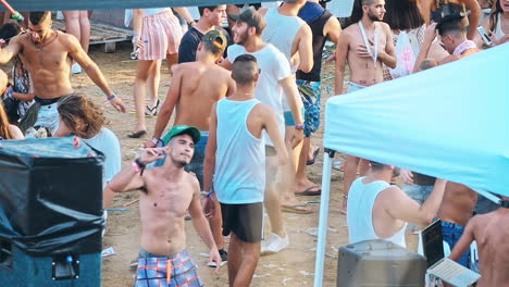 grupo de amigos divirtiéndose y bailando en la playa