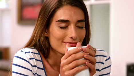 mujer bebiendo café