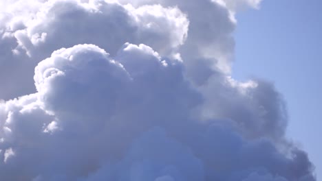 humo denso de una chimenea de planta geotérmica quemando combustibles fósiles para producir electricidad, revelando el disparo