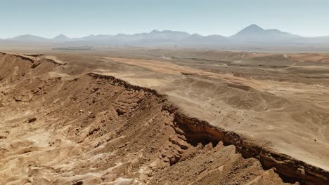 Drohnenaufnahmen-Fangen-Die-Faszinierende-Schönheit-Eines-Tals-In-Der-Atacama-Wüste-Ein,-Das-Der-Jenseitigen-Mondumgebung-Nachempfunden-Ist