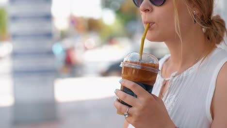 Mujer-Tomando-Una-Bebida-De-Chocolate-En-La-Calle.