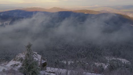 Rollende-Wolken-Durch-Ein-Verschneites-Bergtal