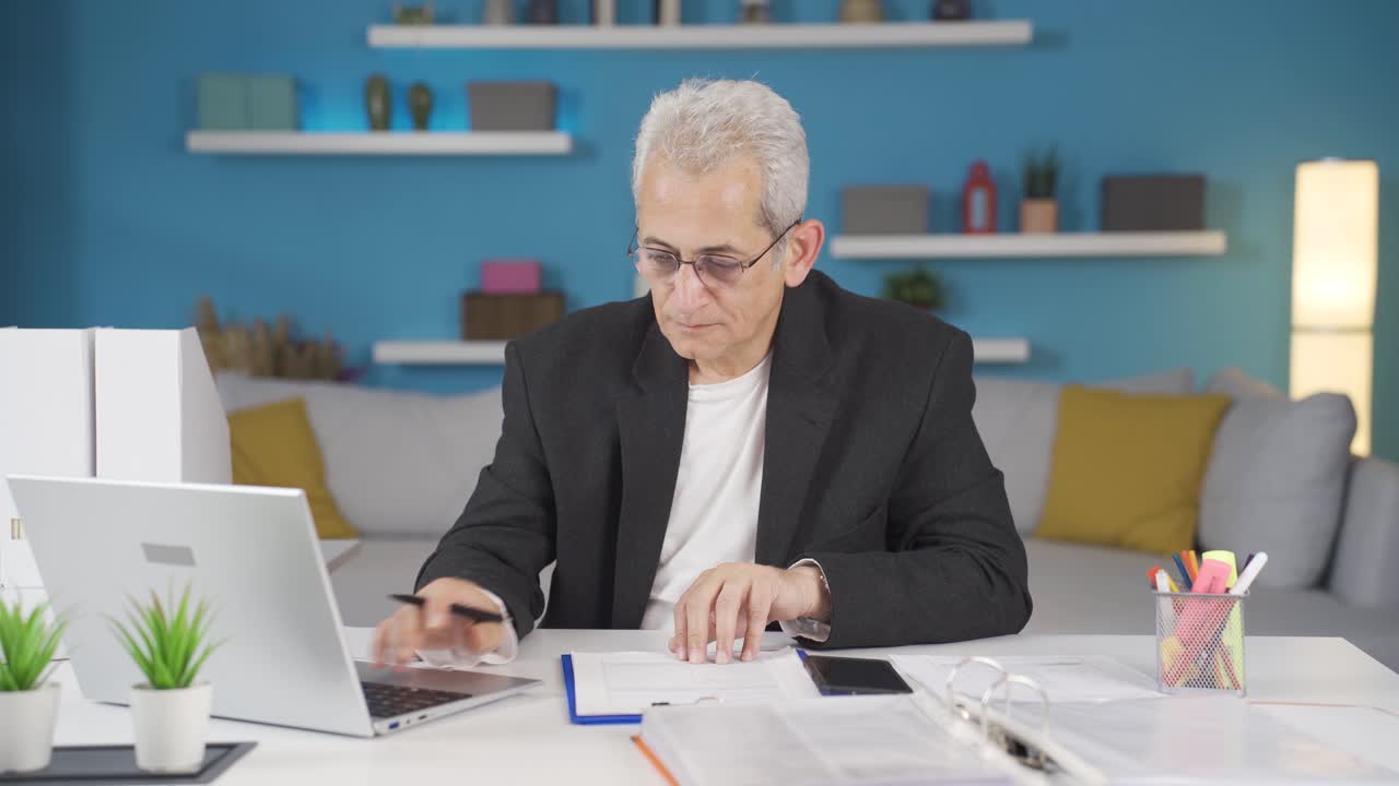 Retrato ambicioso y determinado de un hombre teletrabajador