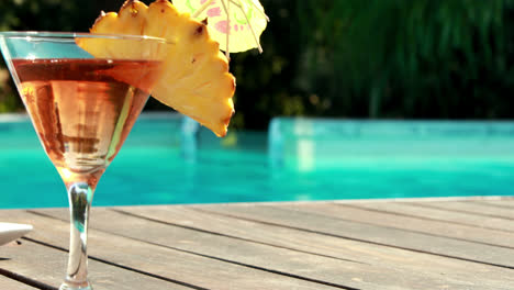 Cóctel-De-Naranja-Junto-A-La-Piscina-Del-Hotel