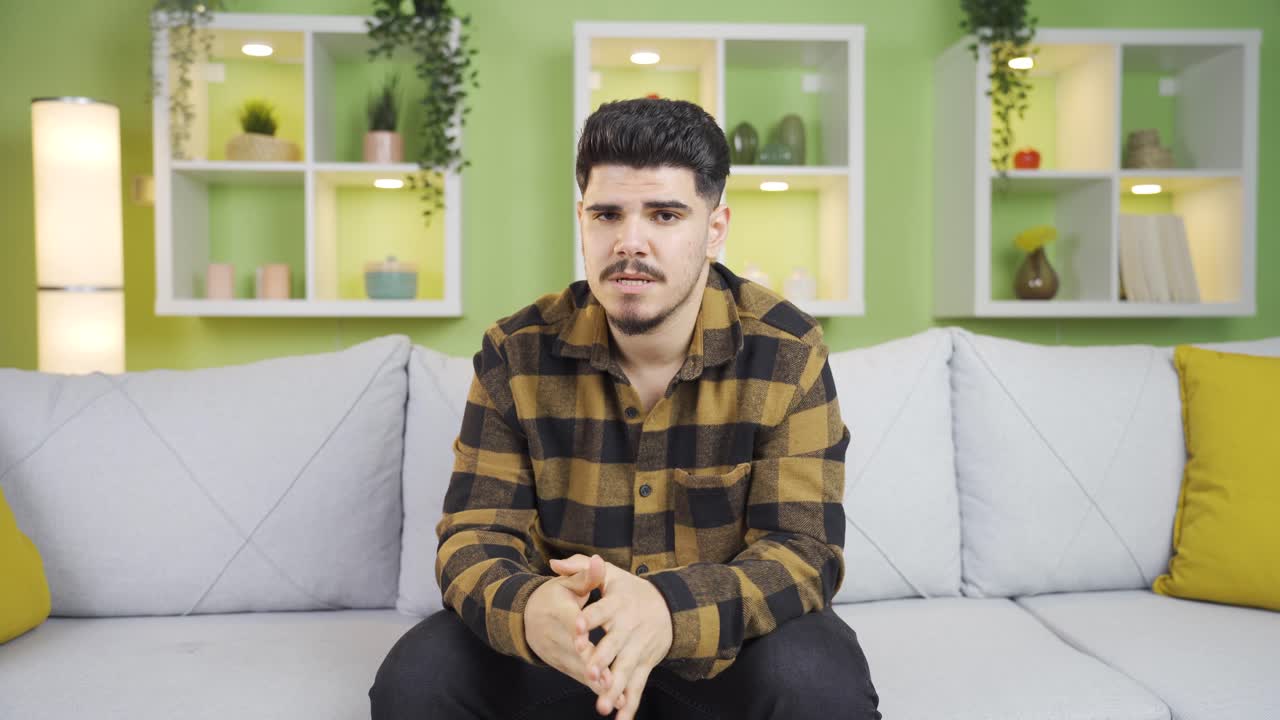 누군가의 말을 듣고 있는 젊은이. 그는 대화하고 있습니다.