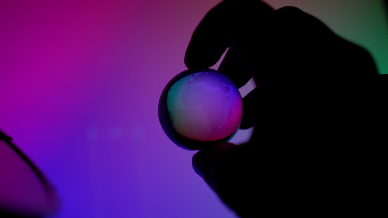 mantenimiento de la mano girando clara luz de neón globo de control de la pelota tecnología para ayudar o destruir el planeta