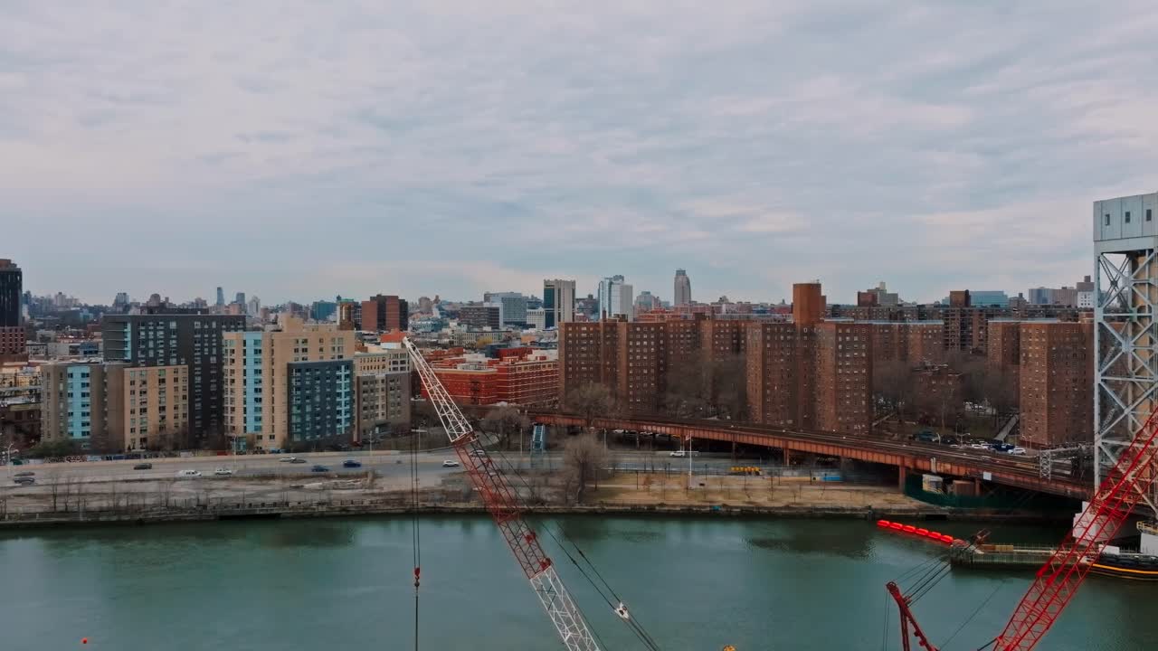 dron de 4k volando sobre la grúa y el río hacia los edificios de harlem, ciudad de nueva york, día