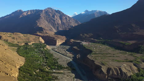 Toma-Aérea-Cinematográfica-De-Conos-Passu-En-Hunza-Pakistán,-El-Pico-Tupopdan-En-La-Distancia,-Toma-Amplia-De-Drones