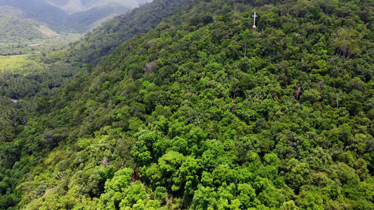 volando hacia la cruz blanca en el corazón del paisaje montañoso salvaje, baler, filipinas