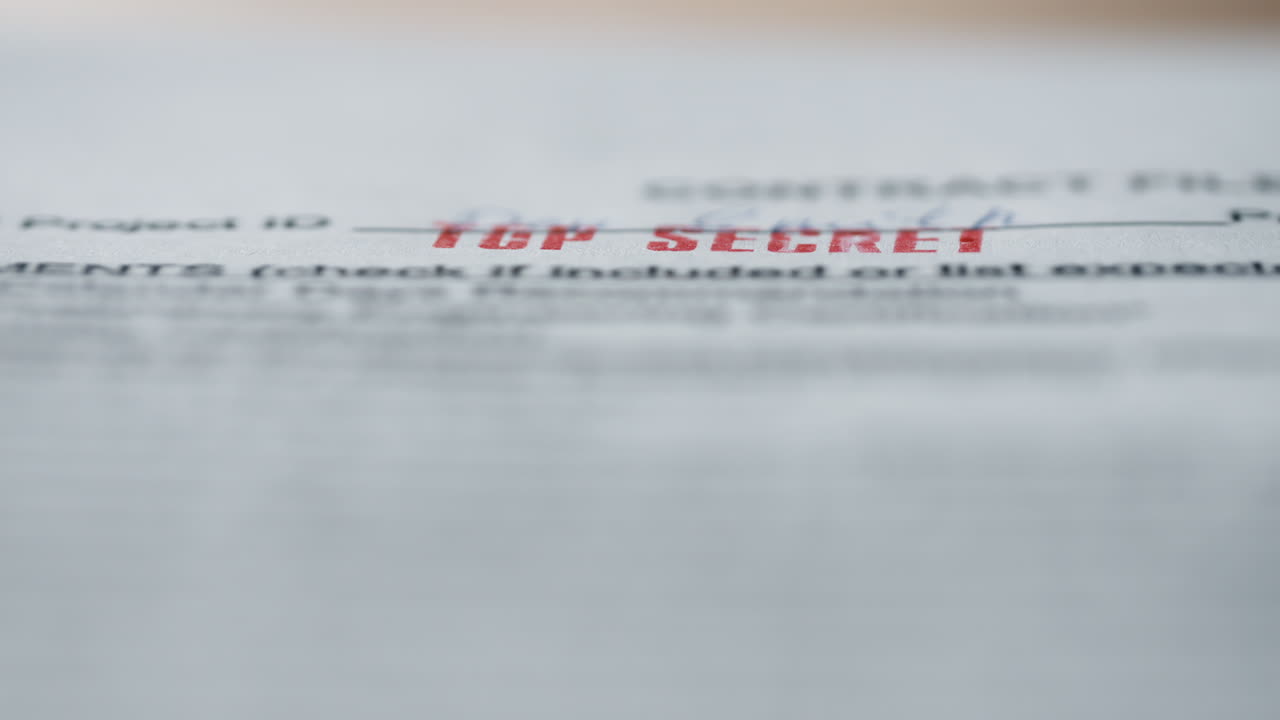 최고 비밀 표지판: 중요한 문서에 찍힌 표지판, 손으로 찍은 표지판.