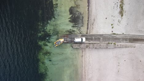 tiro de dron de barco en rampa de barco en lago en nueva zelanda