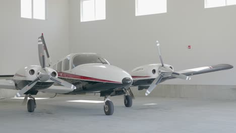 toma estática de piper seneca bimotor en hangar con puertas cerradas