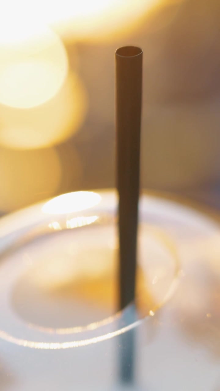 Café glacé à emporter au coucher du soleil